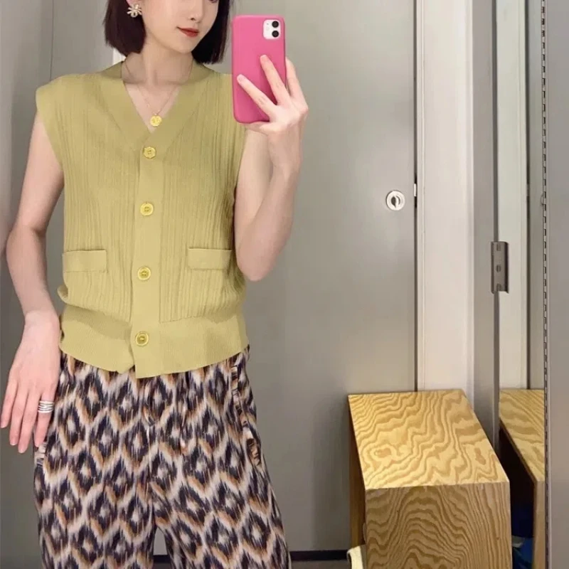 

Women's Clothing Solid Color Sleeveless V-Neck Summer Button Pockets Pullover Sweet T-shirt Fashionable Elegant Vintage Tops