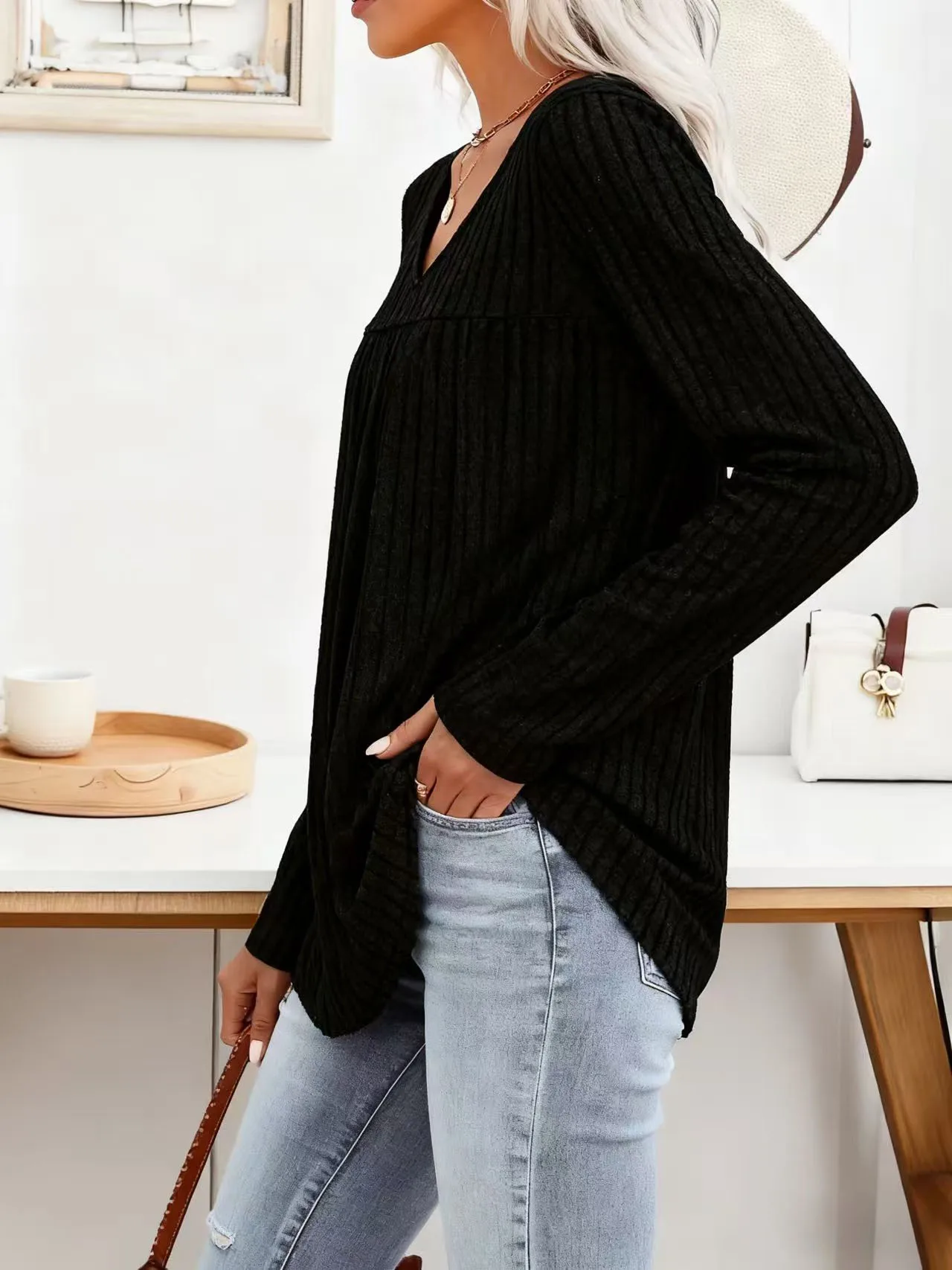 بلوزة نسائية كبيرة الحجم فضفاضة، رقبة على شكل حرف V، بأكمام طويلة، بلوزة شتوية دافئة ذات ملمس ناعم، مقاومة للتجاعيد وقابلة للغسل في الغسالة، لون خالص مع طيات صدر وحاشية واسعة، نسيج صوف مريح