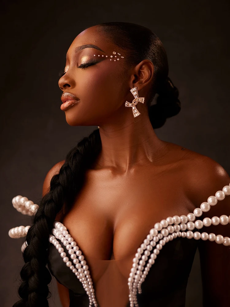 Vestido maxi preto chique VC com ombro de fora e design de fenda alta com corte de pérola para festa de gala vestido glamoroso