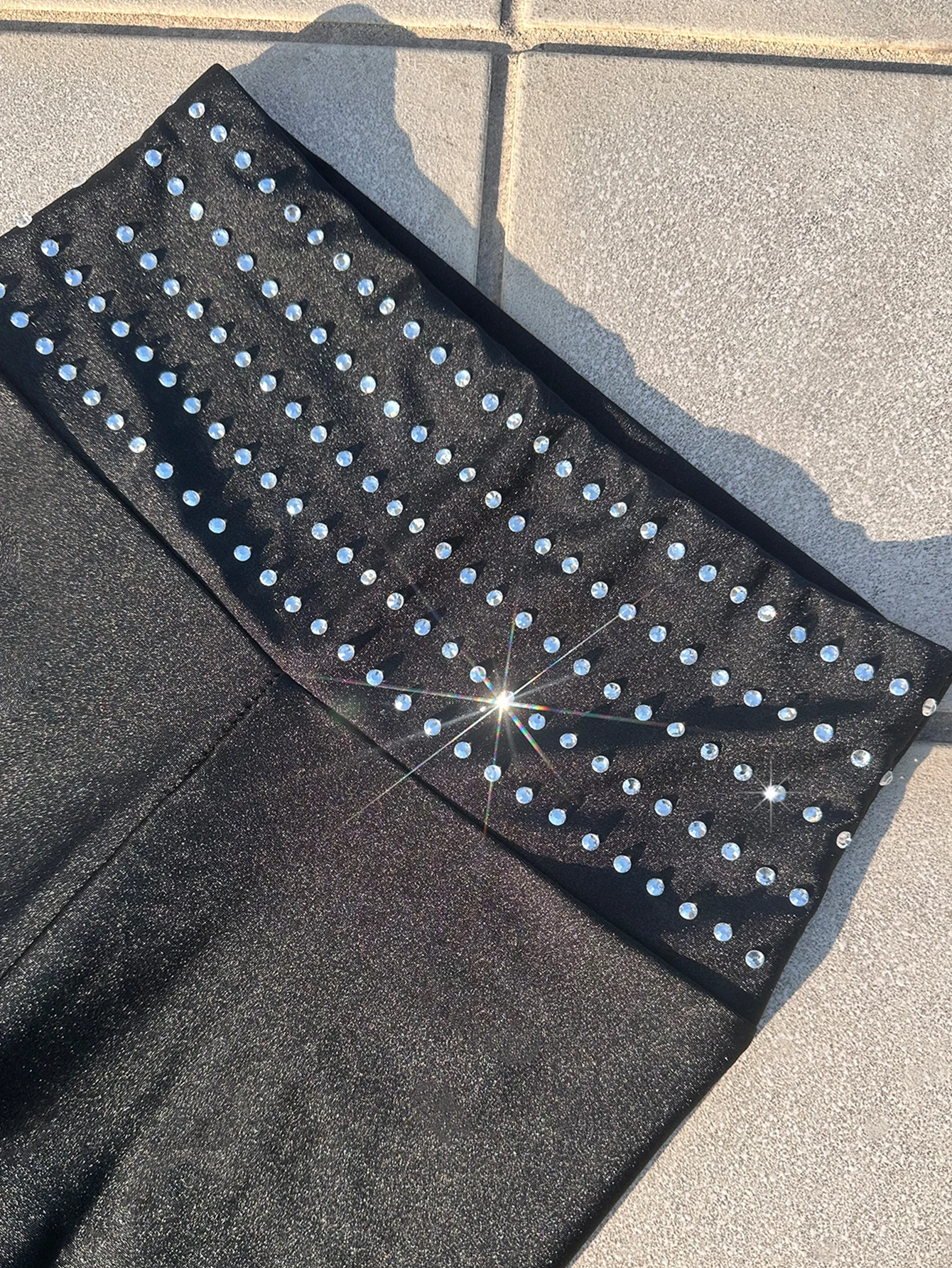 Diamantbesetzte A-Linien-Stretchhose im europäischen Stil mit hoher Taille, glänzender und glänzender elastischer Taille und neun Zoll langer Länge