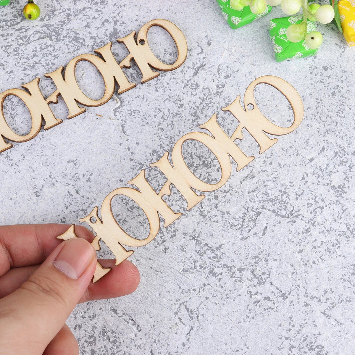 

20Pcs Christmas Wood Crafts Hanging Ornament Adorable Pattern Design Perfect Tree Party Decorations Special Memorable Moments