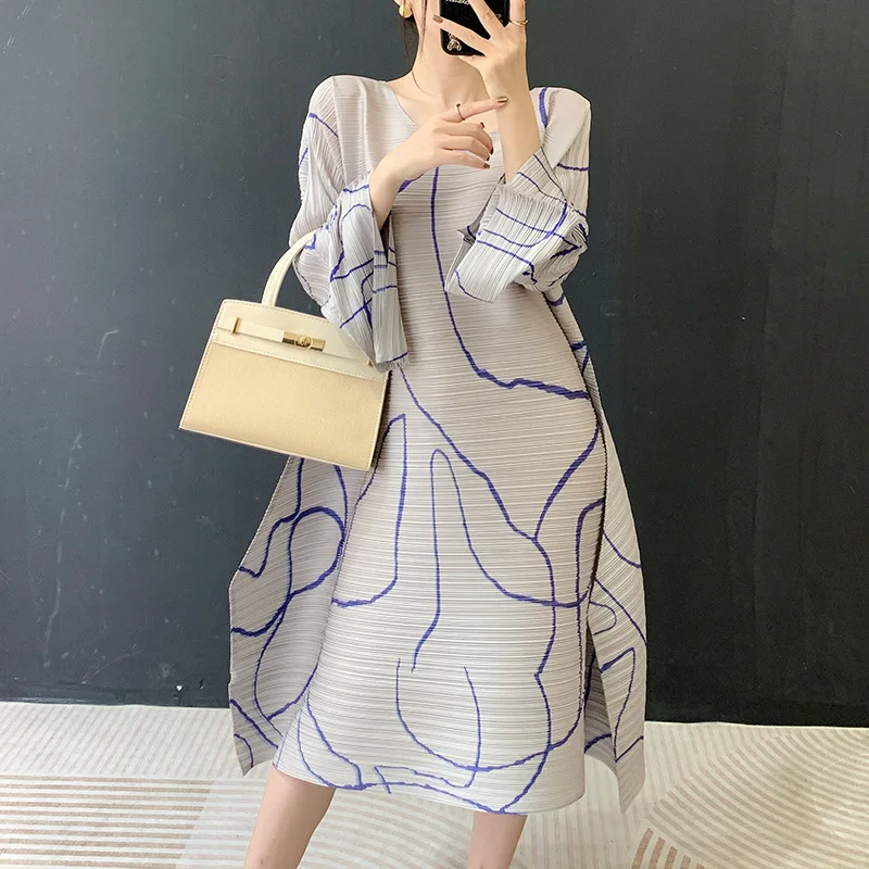 مياكي مطوي فستان محكم من عند الصدر ويتدلى بشكل واسع المرأة 2025 موضة جديدة مخطط طباعة الجولة الرقبة جرس الأكمام فضفاضة أنيقة منتصف طول تنورة