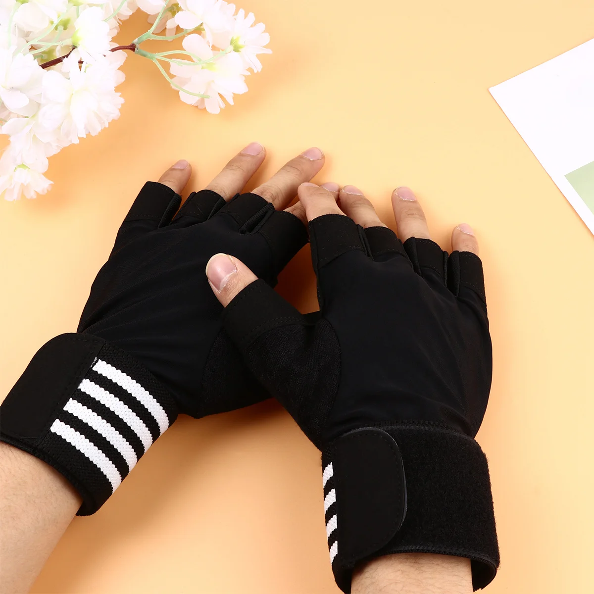 

1Pair Half Finger Workout Gloves Lightweight Breathable Anti-Slide Silicone Pad Protection for Gym Training Pushing Exercises