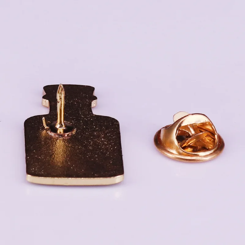 ماجيك مجمع حساء التحول شارة الماء السحرية الإبداعية بروش الأزياء والمجوهرات هدية الديكور على ظهره