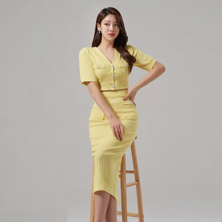 

Элегантный комплект из двух предметов: укороченный топ с V-образным вырезом и облегающая юбка с разрезом на высокой талии, в корейском стиле, лето 2025, женская мода