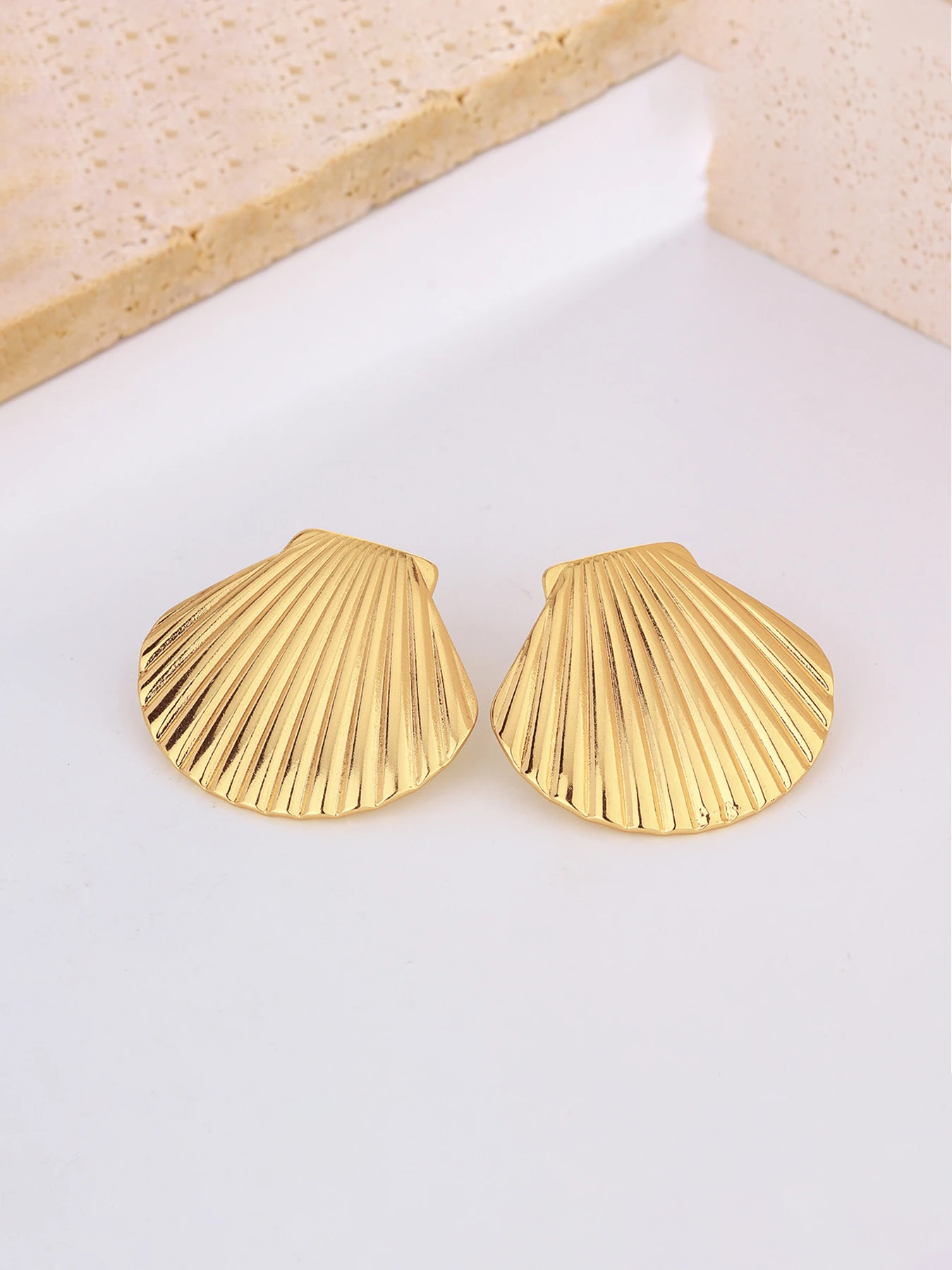 

Ocean Wind Shell Ear Decor, Fashion Versatile Stainless Steel Small Unique Shell Stud Earrings, Asymmetrical Design, All Seasons