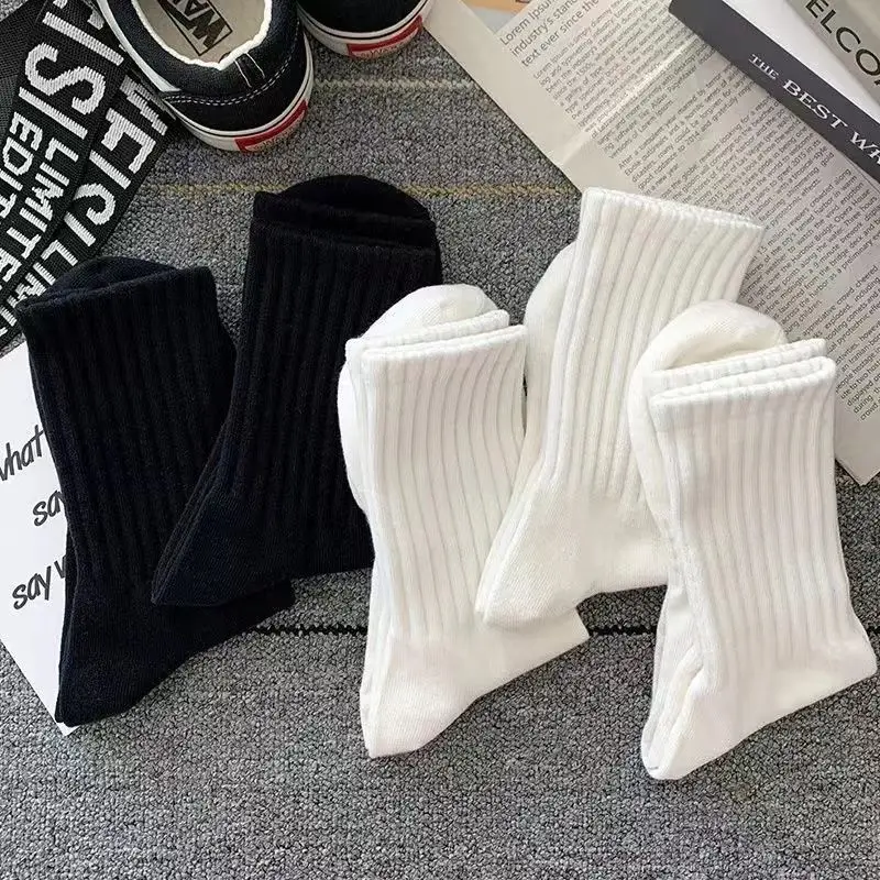 2024 Mid tube black and white men's anti odor, sweat absorbing, breathable men sports socks