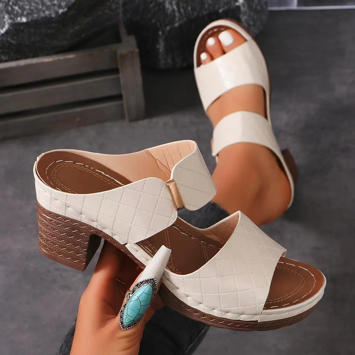 2024 Dikke Hak Sandalen Voor Vrouwen Mode Dagelijks Outdoor Slippers Met Metalen Decoratie Lederen Peep Toe Schoenen Zomer Strandkleding