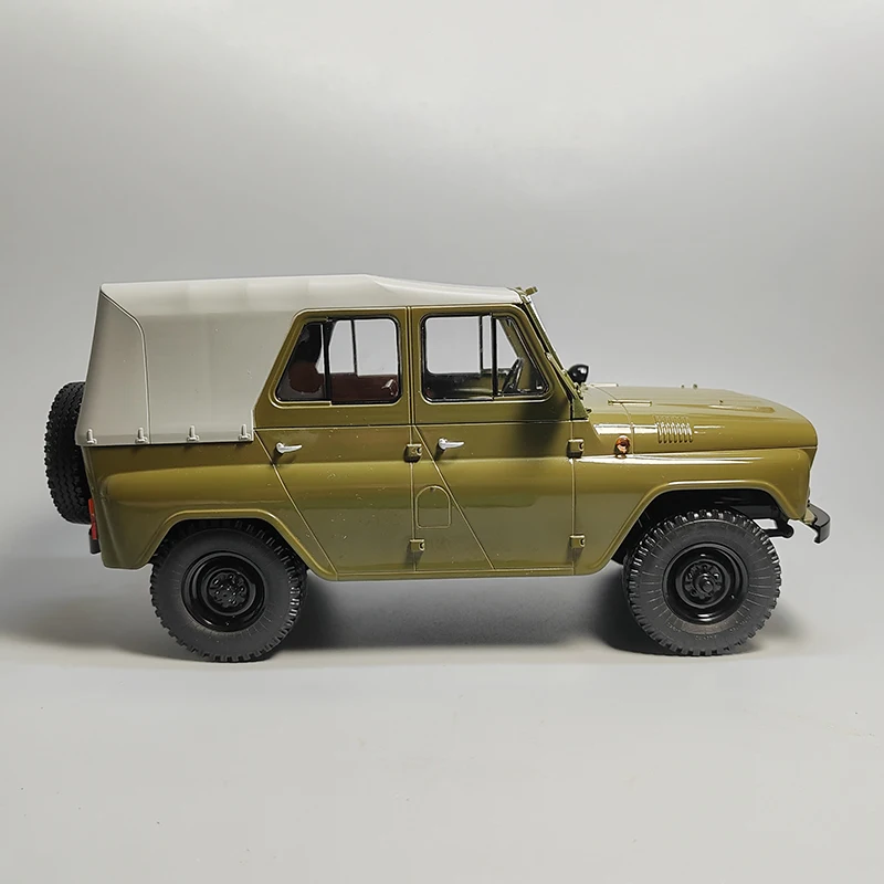 1:18 Scale Diecast Alloy UAZ-469 Light Off Road Command Vehicle Toys Cars Model Classics Adult Souvenir Gifts Static Display