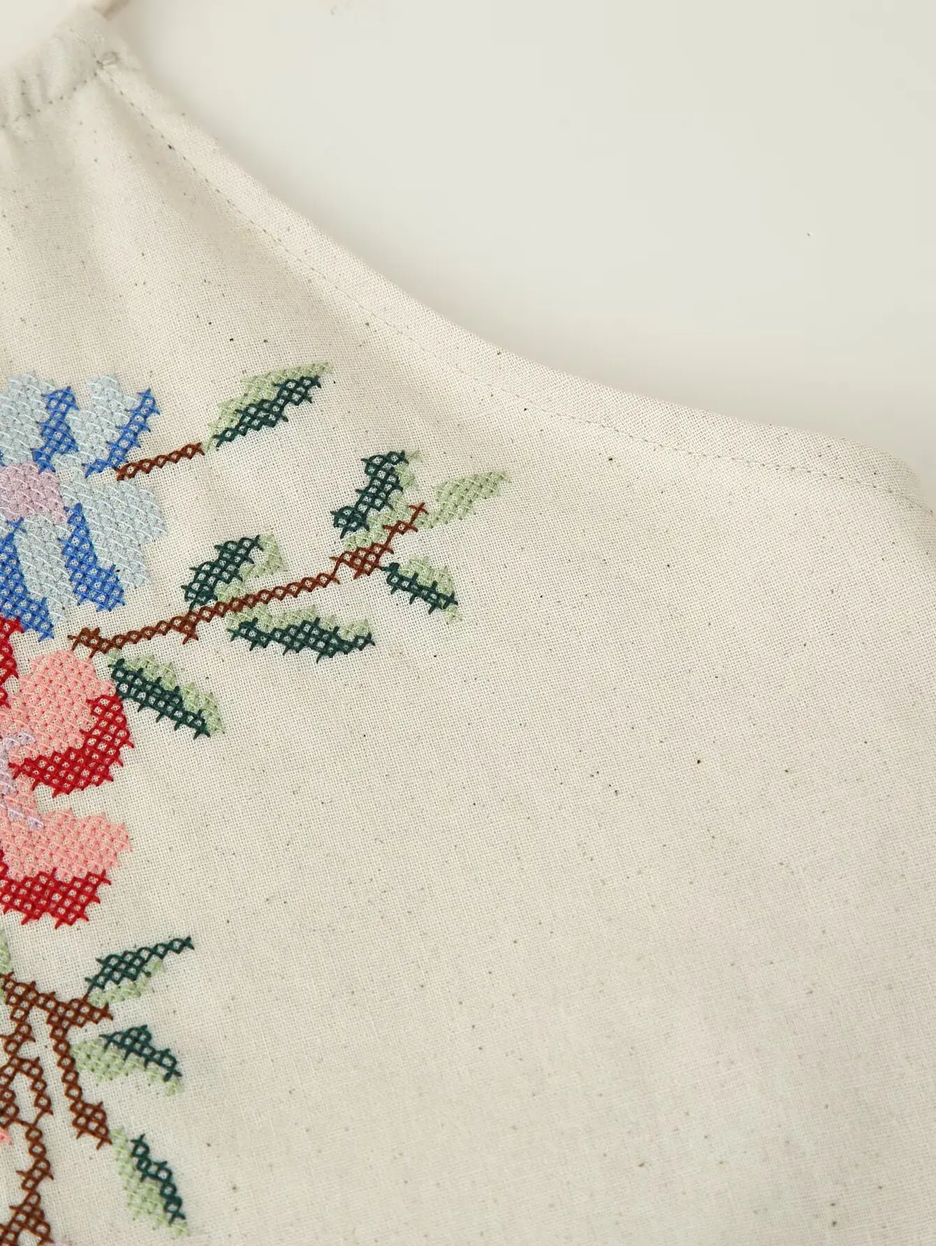 Nieuwe zomercollectie Damesmode Casual Veelzijdige Vintage Halter Hals Bloemen Geborduurde Top met Stropdas aan de achterkant