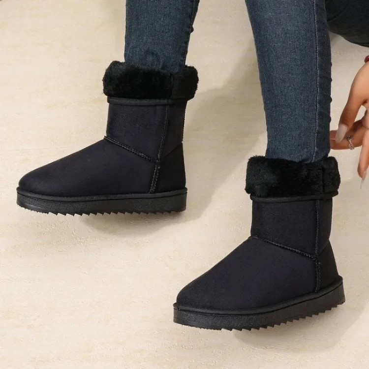 Klassische Damen-Winterstiefel, kniehoch, flach, warm, mit runder Spitze, zum Hineinschlüpfen, für kaltes Wetter. – Detail 5
