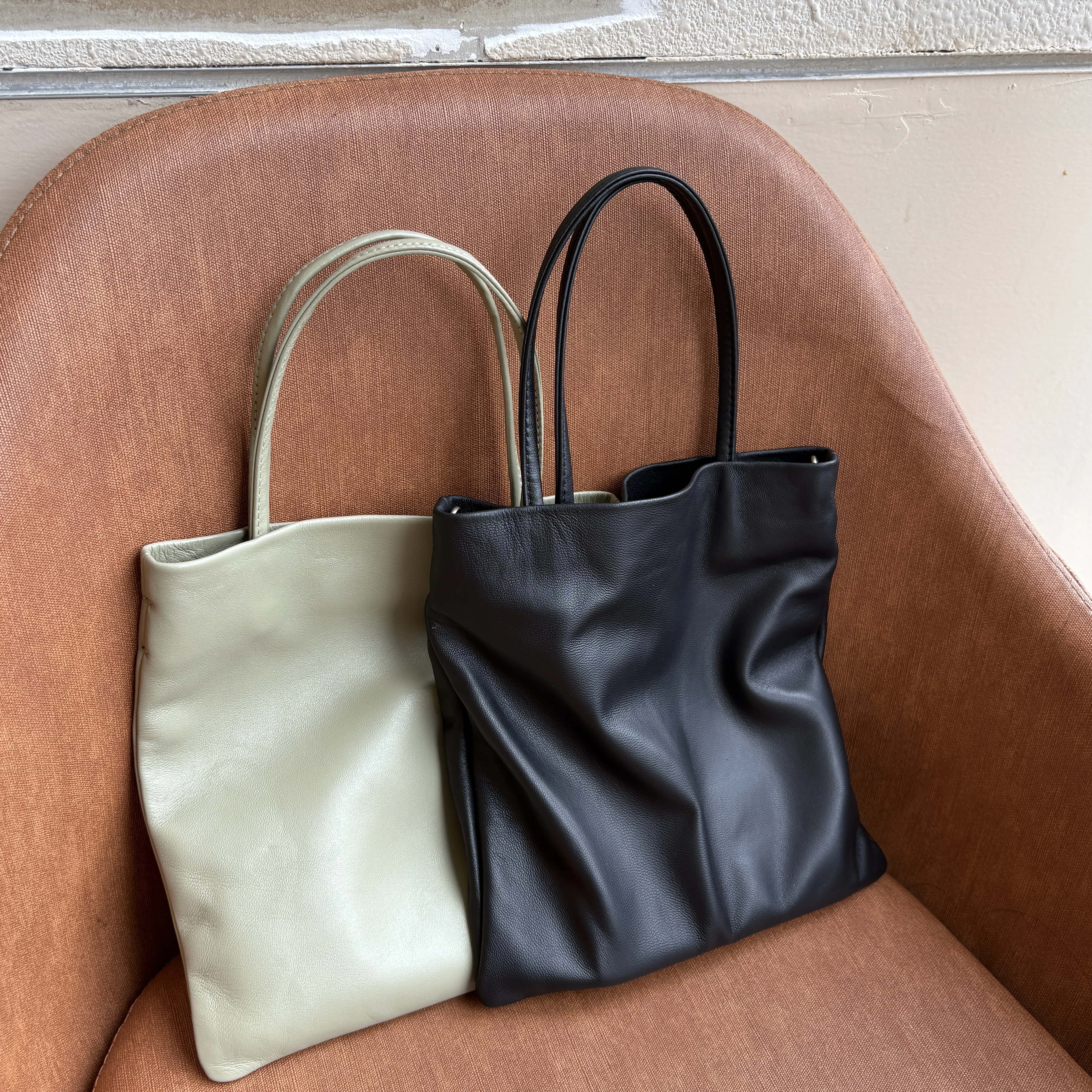 borsa-a-mano-minimalista-in-pelle-di-agnello-tinta-ad-acqua-morbida-e-piccola-nuova-collezione-2026-stile-casual-borsa-da-donna-a-colore-puro-forma-quadrata-verticale