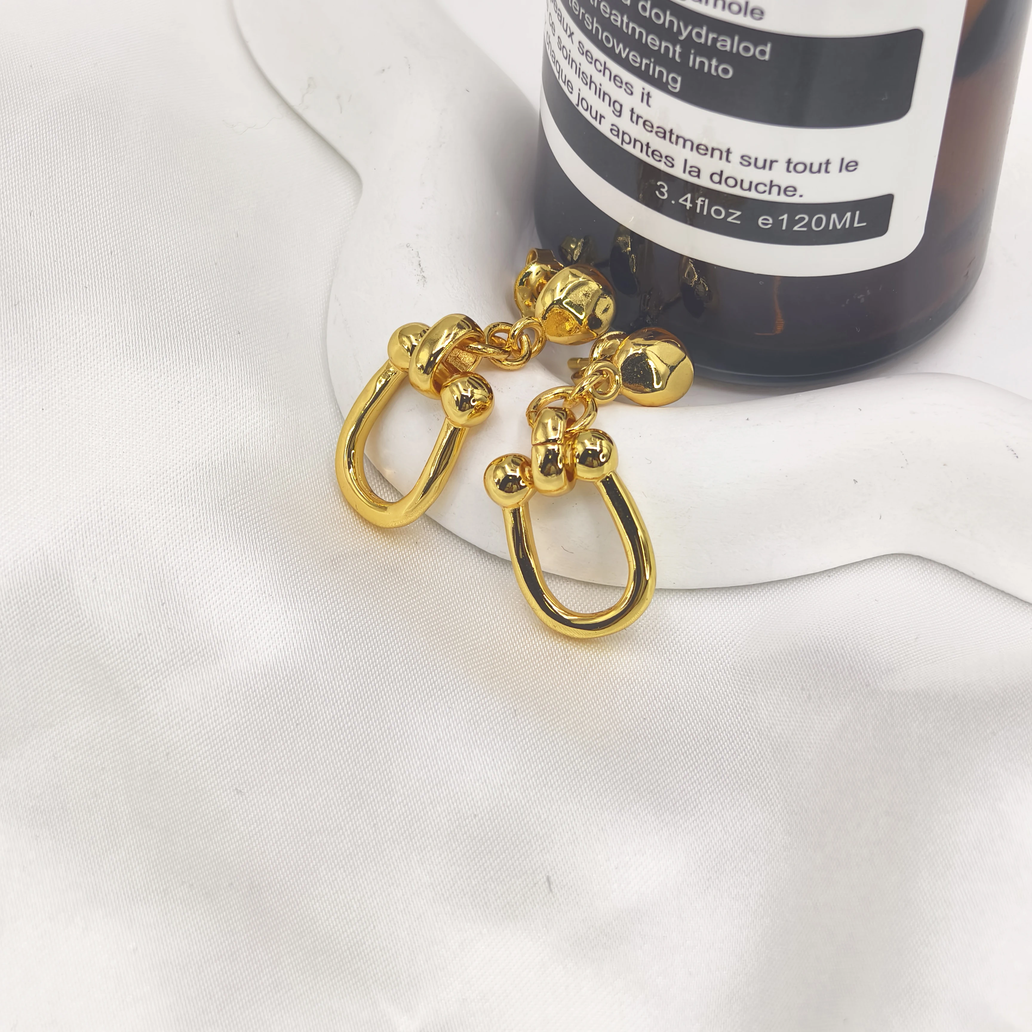 

2025 New fashion jewelry gold plated geometric earrings Simple fashion U-shaped earrings girl's party accessories
