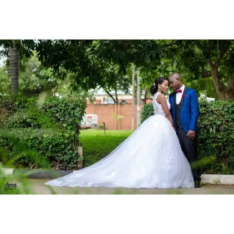 Abito da sposa con scollo a cuore e abito da sposa con applicazioni di strascico in pizzo bianco personalizzato su misura