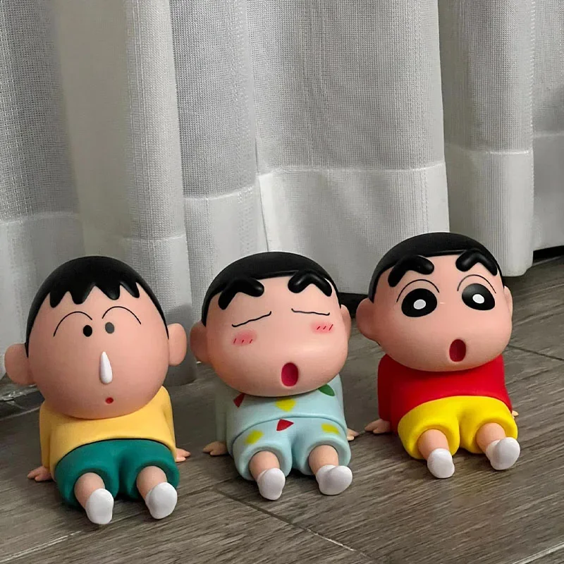 Crayon shin-chan kawaii anime suporte de telefone bonito boneca decorações ornamentos de mesa assistindo tv telefone suporte estatueta dos desenhos animados