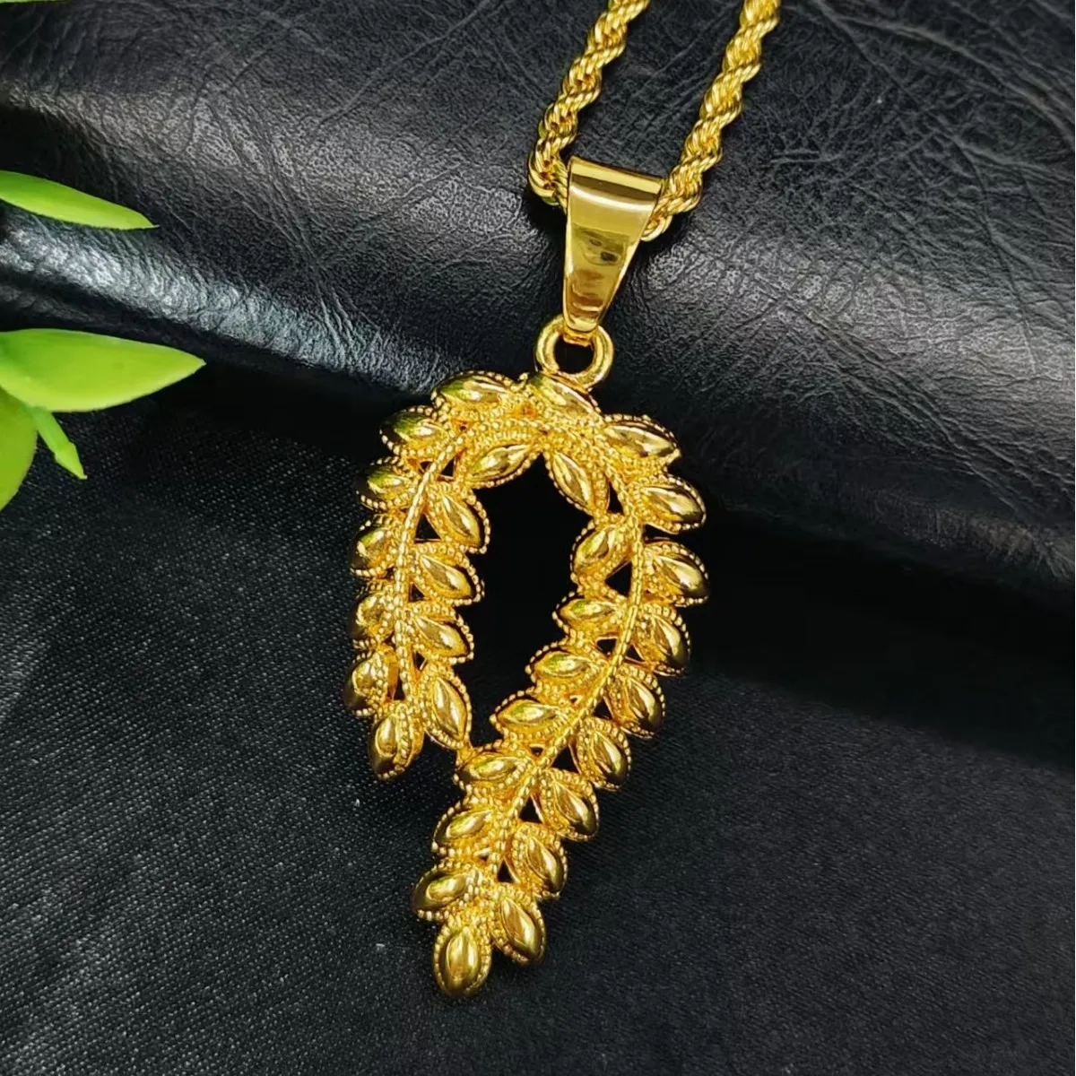 Natural & Elegant Leaf Necklace Earrings Bracelet Ring For Women 24K Gold AU999 | Golden leaves are vivid, fresh and gentle