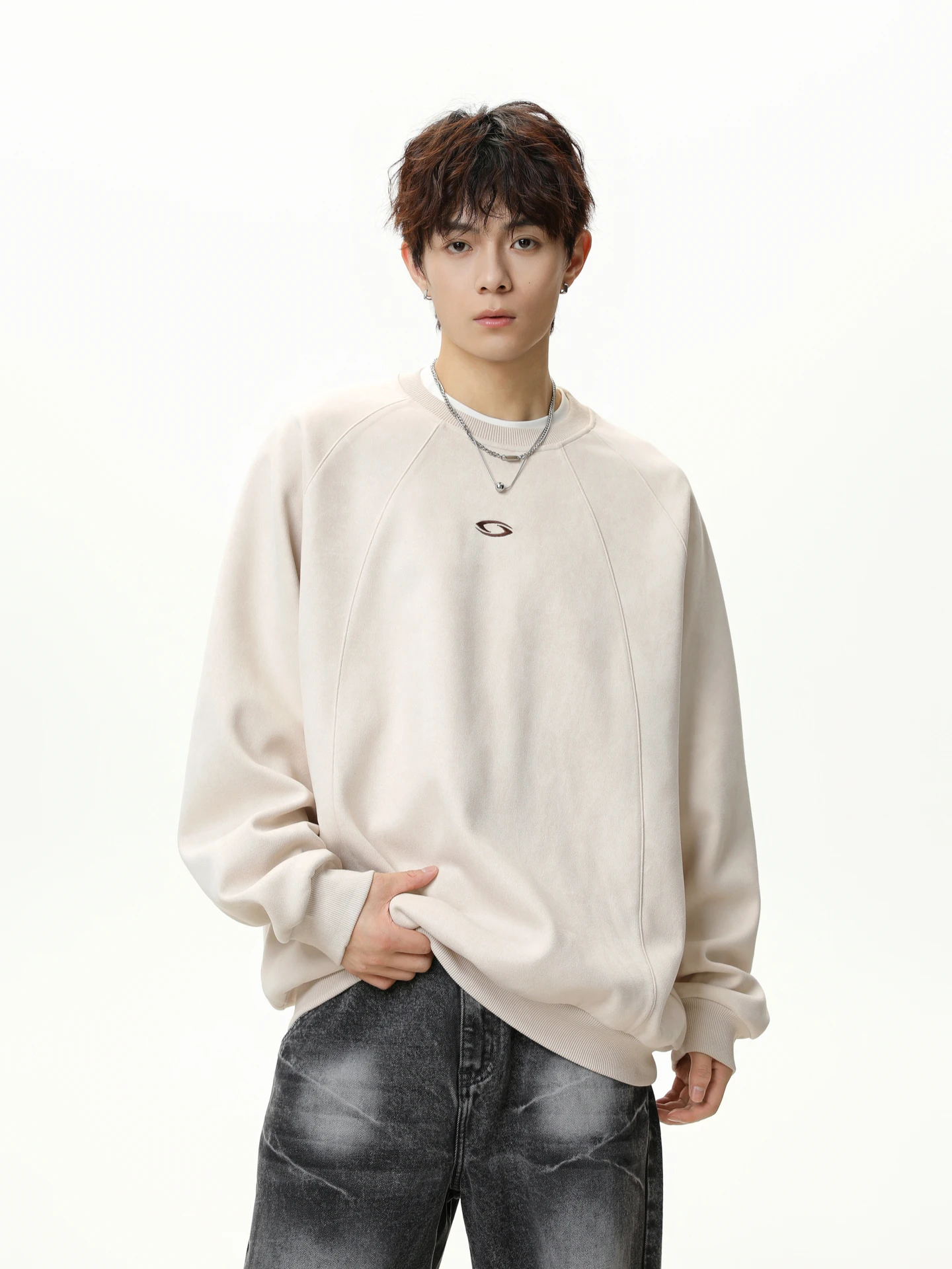 Felpa rotonda alla moda in pelle scamosciata ricamata Ne, top casual da uomo allentato per la gioventù autunnale in fibra di poliestere, fibra elastica in spandex