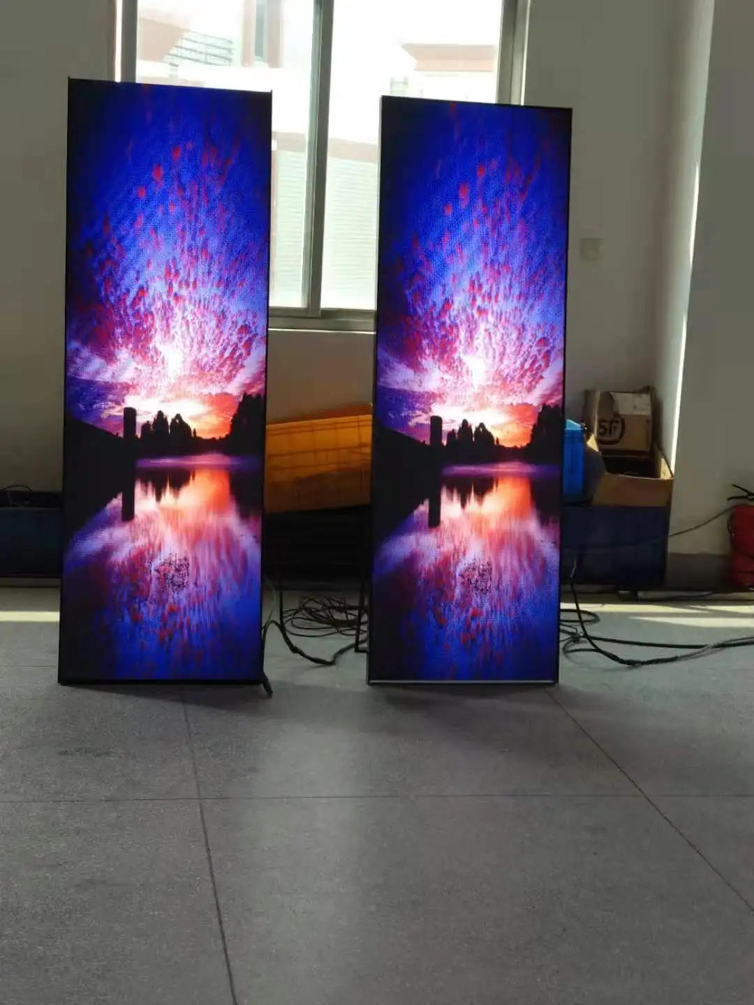 Tragbares intelligentes Werbe-LED-Bildschirm-Poster für den Innenbereich, stehend, P2,5-LED-Display