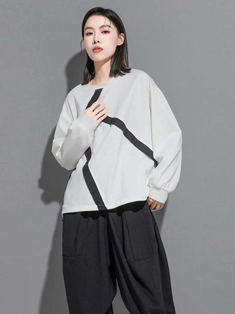 [EAM] Loose Fit Ribbon Color-block Sweatshirt New Round Neck Long Sleeve Women Big Size Fashion Tide Spring Autumn 2025 1DH0579