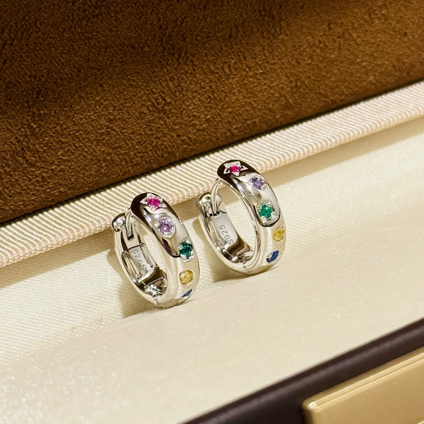 Pendientes de plata de ley 925 de diseño moderno para mujer, un regalo ideal para cumpleaños, con colores del arcoíris, pequeños aros tipo «huggie» y circonitas 5A, joyería fina de lujo.