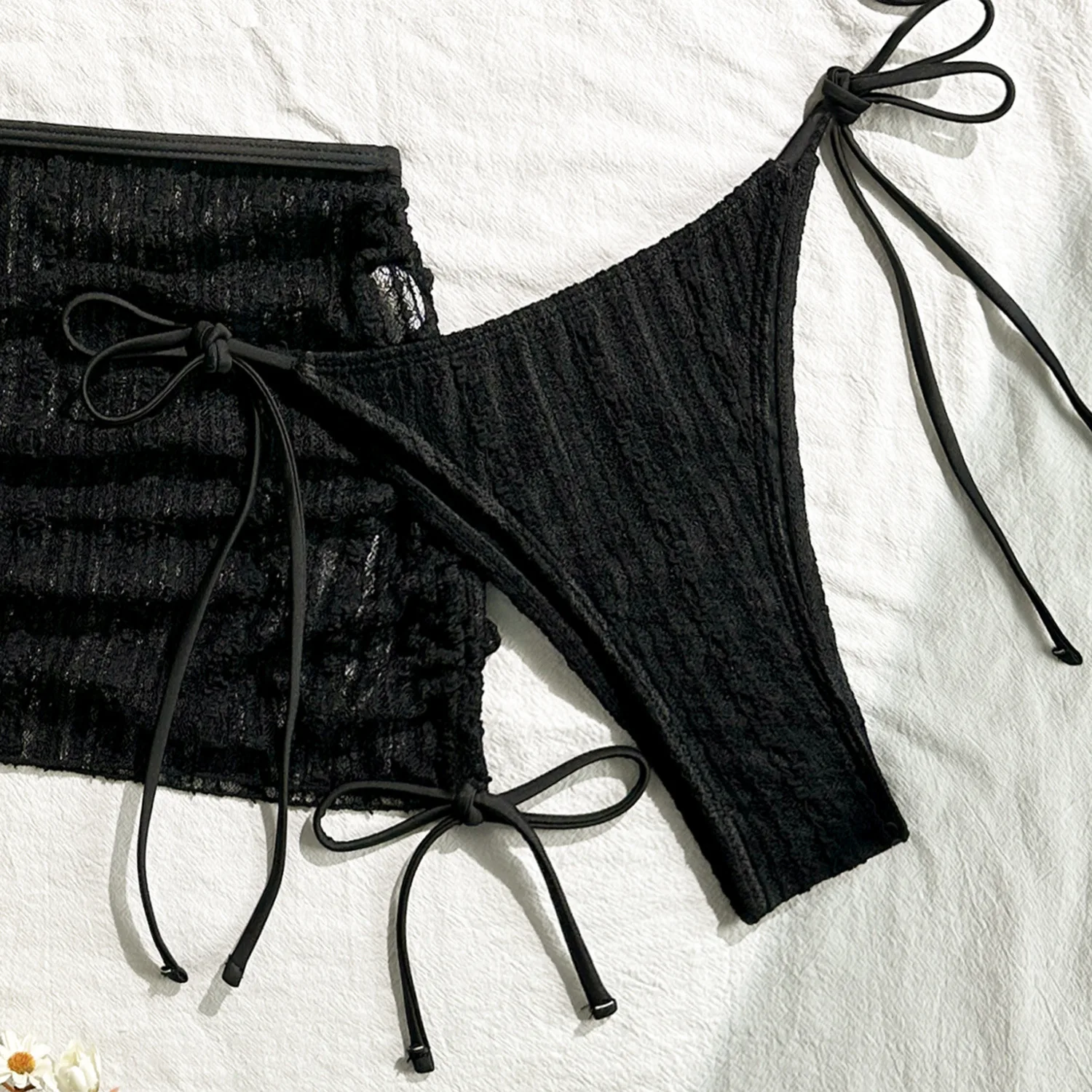 ชุดบิกินี่เซ็กซี่แบบเรียบง่าย 3 ชิ้น พร้อมกระโปรงมินิสั้นผูกเชือกแบบลูกไม้ ชุดว่ายน้ำ ชุดชายหาด บิกินี่ แทงกินี่