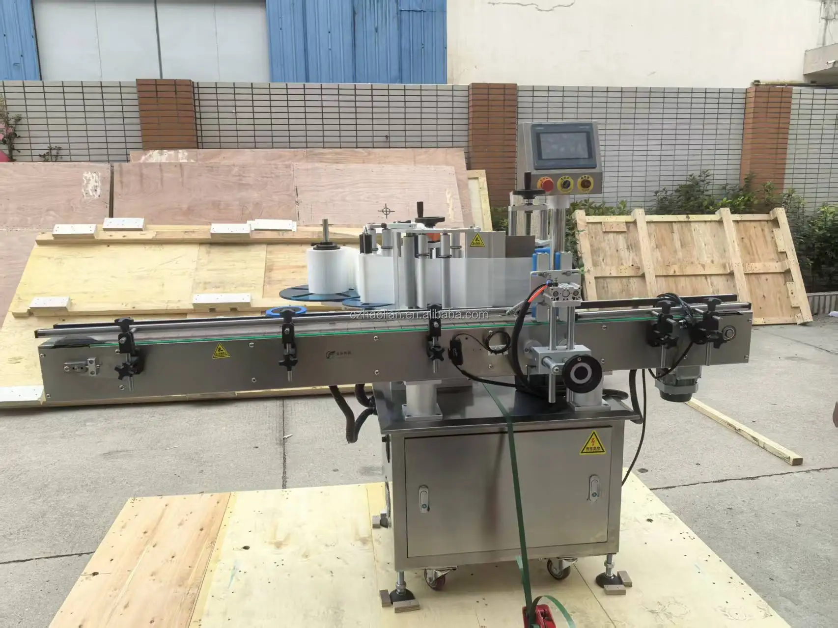 Automatic Oil Bucket Labeling Equipment Adjustable Height Speed Control Automatic Motor-Driven for 5L Oil Bucket