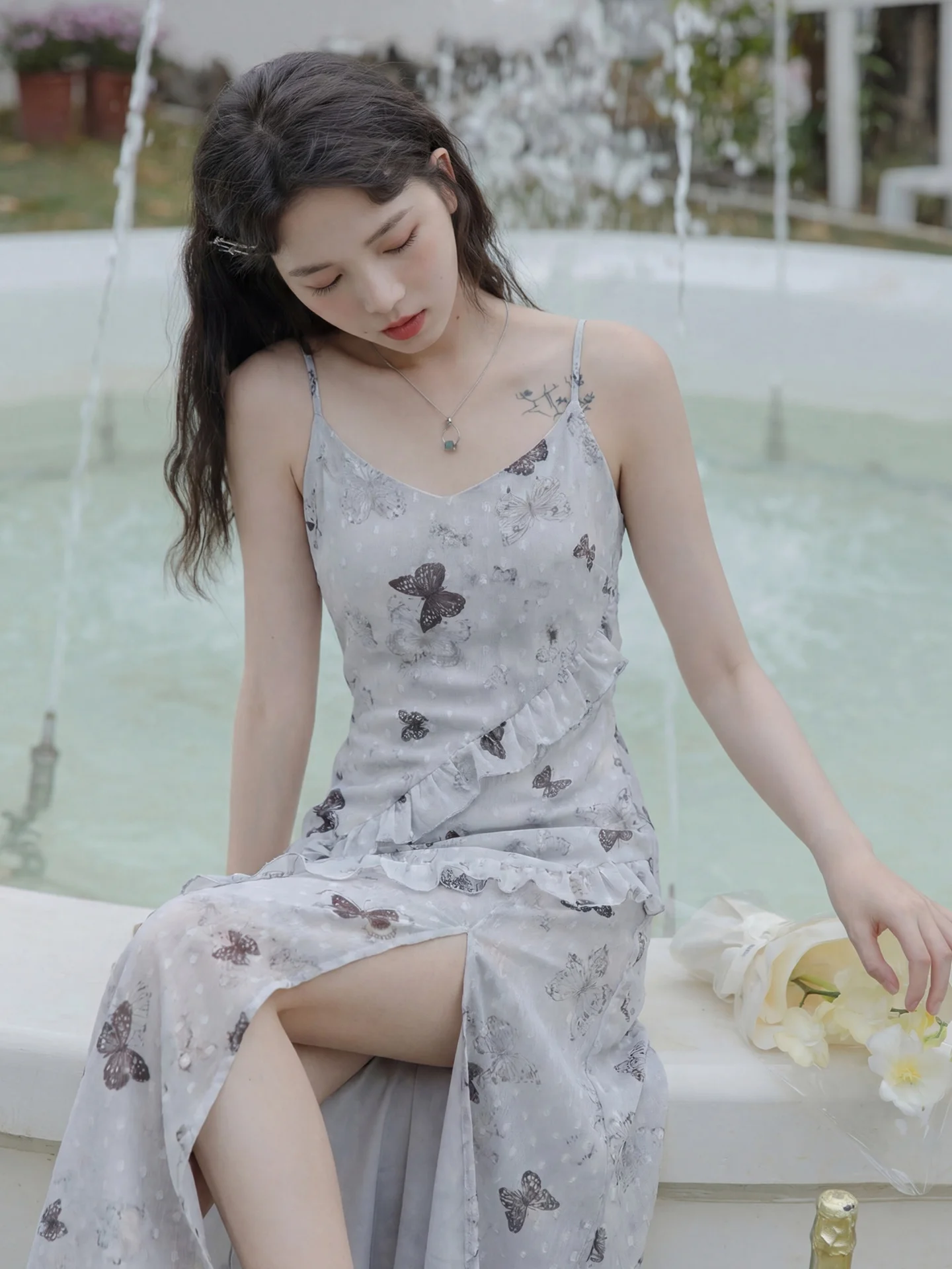 

Серое асимметричное женское платье в корейском стиле с цветочным принтом, на бретельках, приталенное, длинное, летнее, модное, с поясом и разрезом