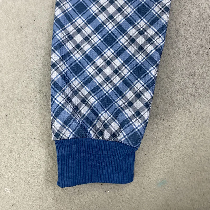Retro-Kariertes Schulter-Waffel-Langarmshirt mit Rundhalsausschnitt, lässiger, lockerer, vielseitiger, trendiger Herrenpullover für den Herbst. – Detail 7