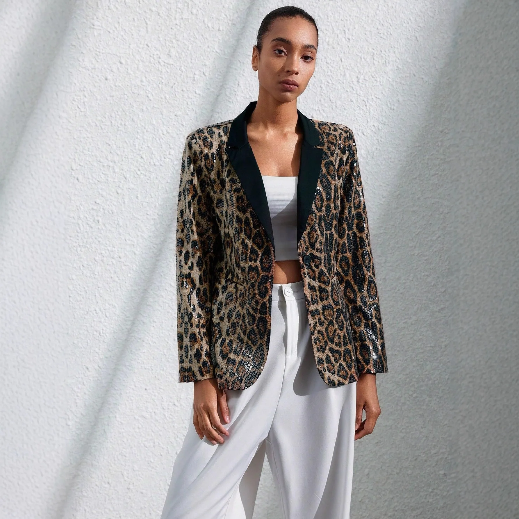 

2024 весенний атласный леопардовый принт, женский модный темпераментный костюм с блестками и воротником, свободная уличная нишевая дизайнерская куртка