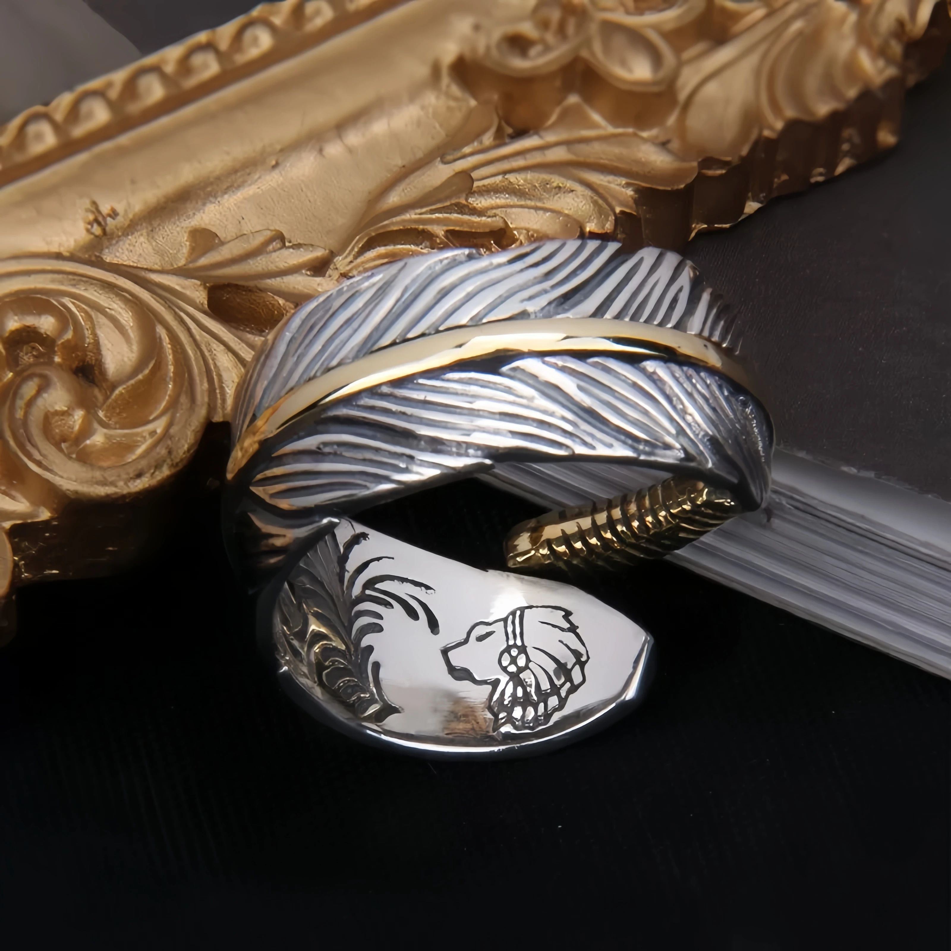 Retro Goldener Feder-Graffiti Verstellbarer Offener Ring für Männer Punk Gothic Edgy Versilbertes Messing Schmuck Biker-Accessoires Geschenk – Detail 2