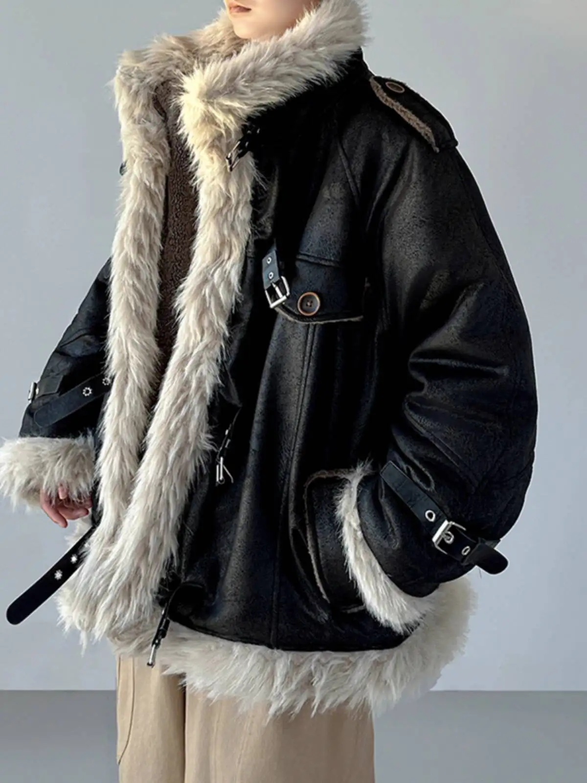 رجل سترة جلدية الفراء 2025 الشتاء الرجال فو الفراء شيرلينغ صوف الضأن سترة خمر موتو الوقوف طوق القطن مبطن ملابس خارجية