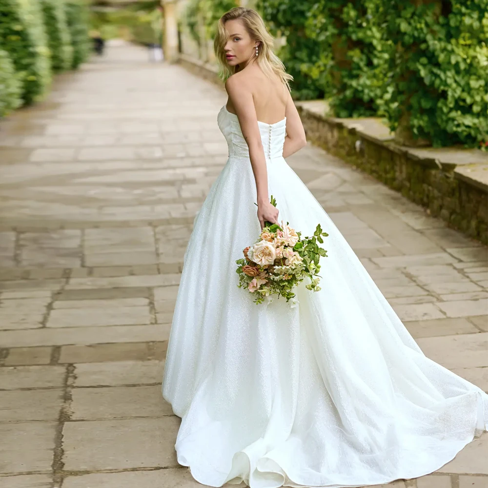 Aラインストラップレスノースリーブウェディングドレスカスタマイズされたチュールイ​​リュージョン花嫁ドレスオープンバックシャーリングフロアレングスVestidosデノビア