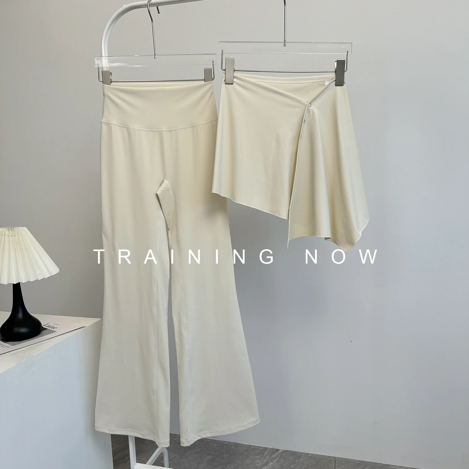 

Штаны для йоги телесного цвета, комплект из двух предметов, плиссированные брюки с высокой талией, подтягивающие ягодицы, брюки с занавеской для бега и фитнеса