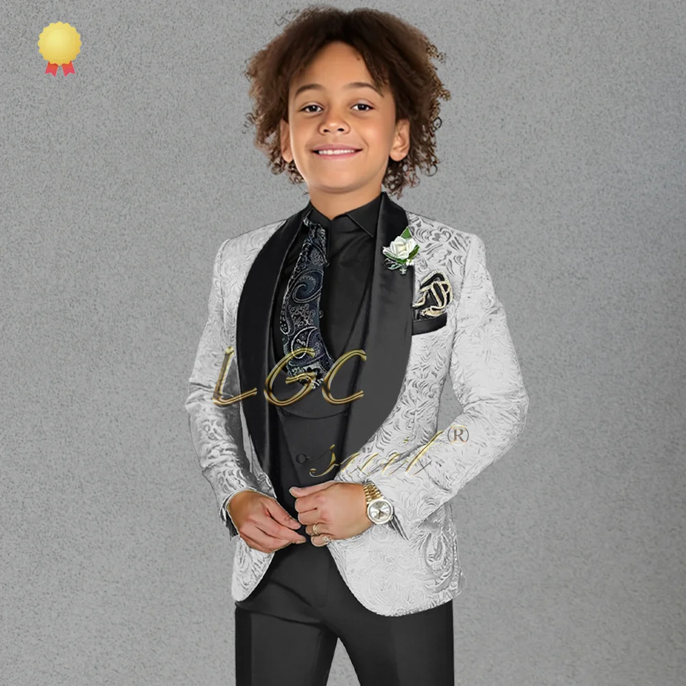 Рисунок 2 - Черный бархатный костюм и фрак