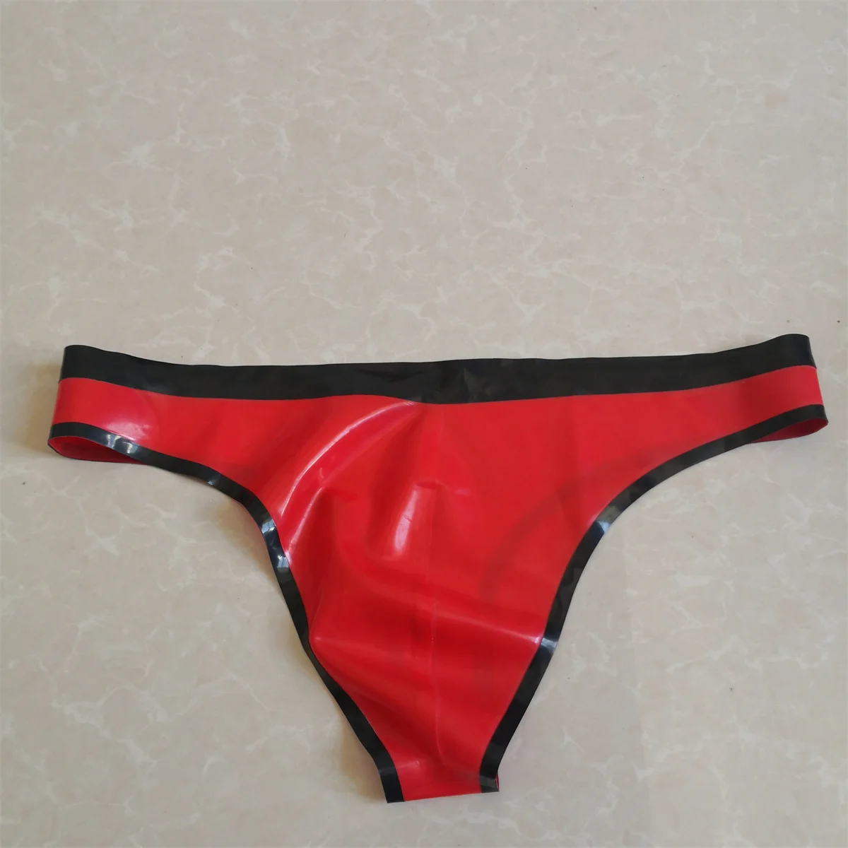 Sexy Heren Latex Slips Rood Met Zwarte Bies Fetisj Rubberen Shorts Ondergoed Club Wear Voor Mannen