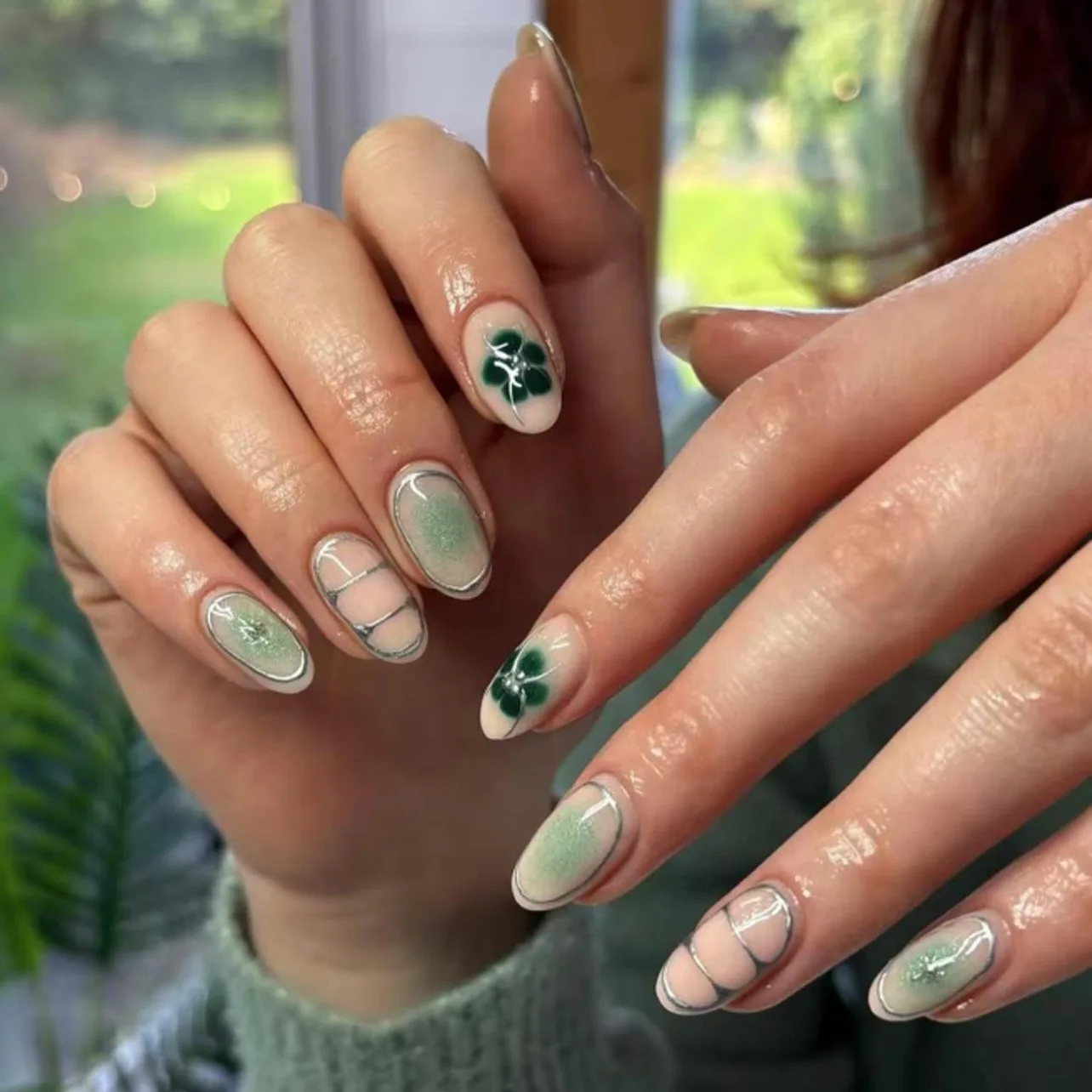 

24Pcs Short Round Fake Nail with Green Smudge Flower Design Press on Nails Tips Summer Datachable Almond Full Cover False Nails