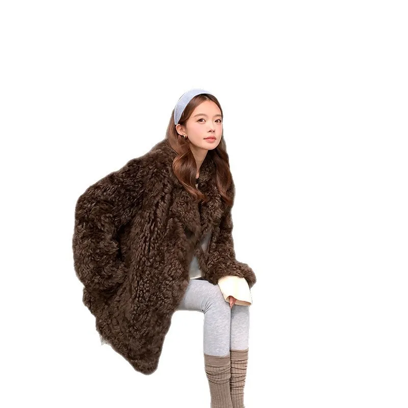 Un nouveau manteau de fourrure mi-long avec col de costume et mélange pour femme