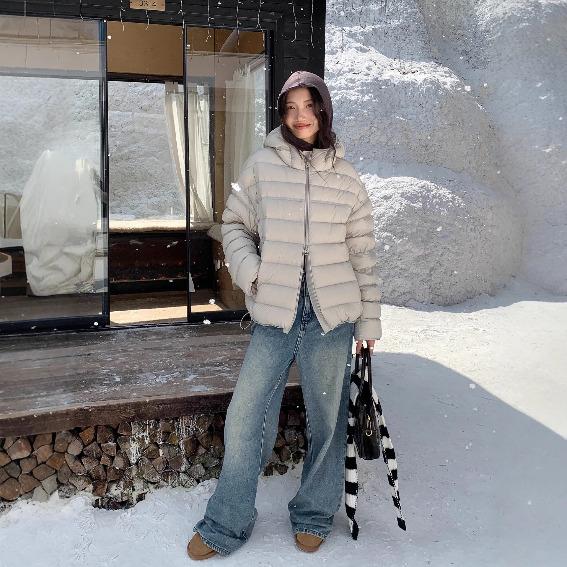 Weiße Entendaunen-Daunenjacke für Damen, gelbe Schweinefleisch-Rippen-Daunenjacke, 2022, Winter, neuer Stil, gut aussehende, leichte, warme, kurze Jacke mit Kapuze für