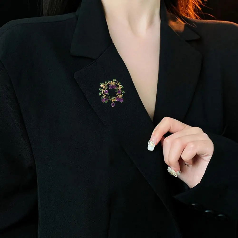 Women Brooch Elegant Brooch Cranberry Wreath Brooch Pin Leaf Fruit Coat Collar Decoration Anti-oxidation for Formal