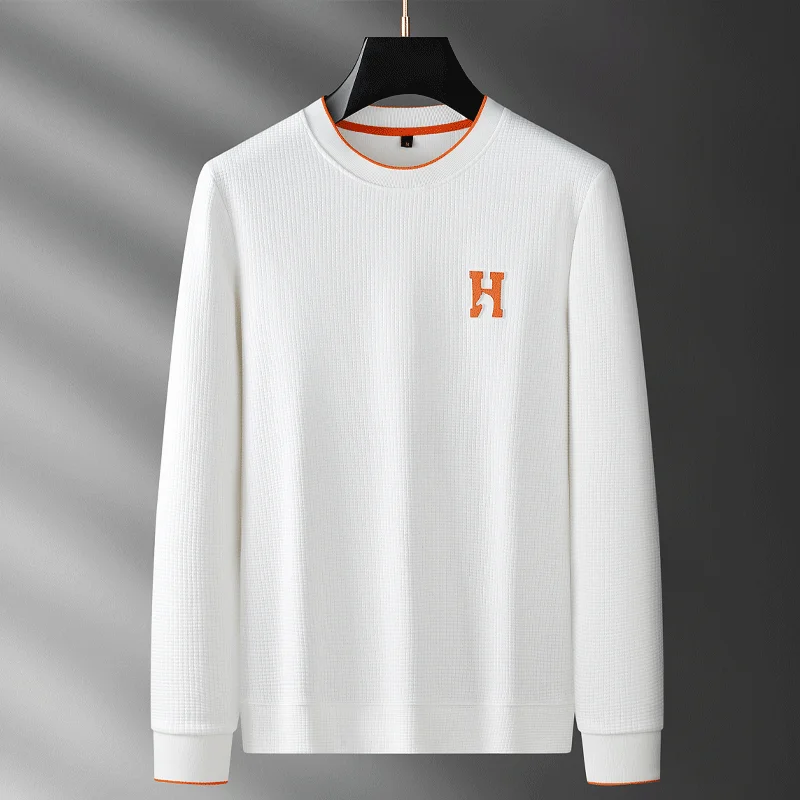 Camisola branca de tecido texturizado com etiqueta de couro, estilo luxuoso e leve, para homem, ideal para o outono, com corte ajustado, gola redonda 