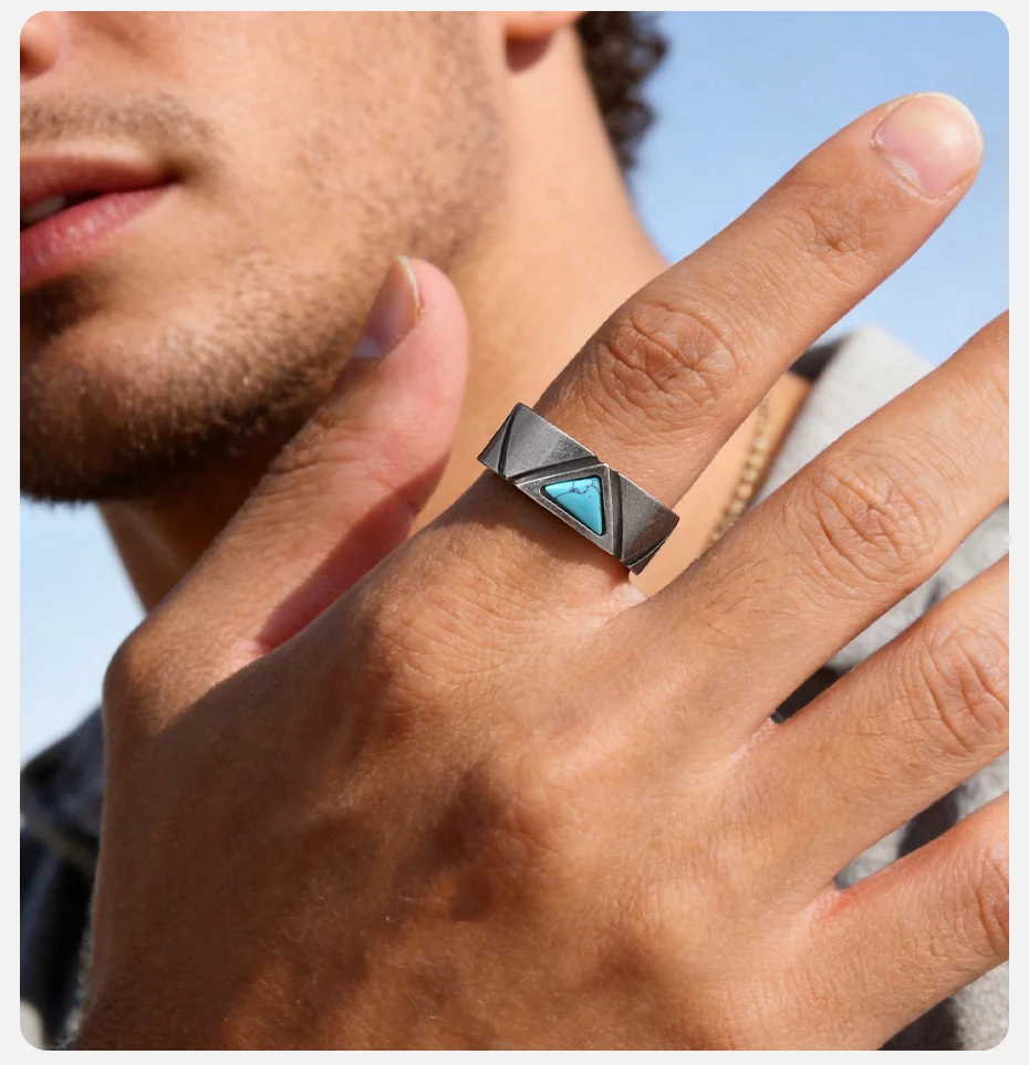 Vnox Retro-Herrenring aus Edelstahl, Vintage-Band mit dreieckigem Türkis-Einlage, hypoallergener Schmuck, Geschenk für Ihn, für den täglichen Gebrauch und Partys – Detail 4