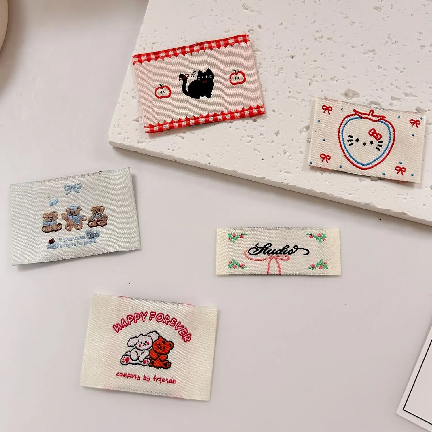 Etiqueta de tela fresca pequeña y bonita de dibujos animados, etiqueta de tela hecha a mano con diseño de gatito, oso, flor, pegatina bordada con marca tejida