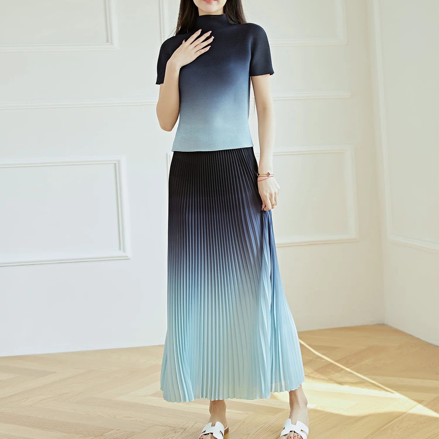 

Pleated Women's Set Slim Fit Clothes Gradient Stand Up Neck T-shirt Top+High Waist Drop High End Temperament Pleated Skirt Set