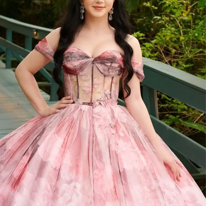 فستان Quinceanera أزرق لامع مخصص برقبة على شكل حرف v مزين بالدانتيل تول وذيل طويل فيستدوس دي 15 Quinceanera ﻿