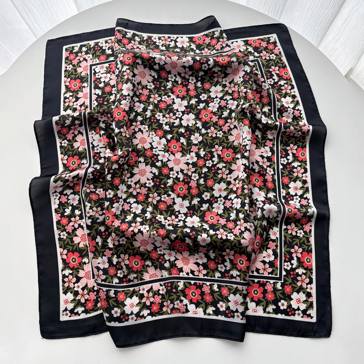 Eleganter Blumen-Damenschal Seidenimitat Halstücher Foulard Bandana Hijab Haarbänder Quadratische Schals Wickeltücher – Detail 8