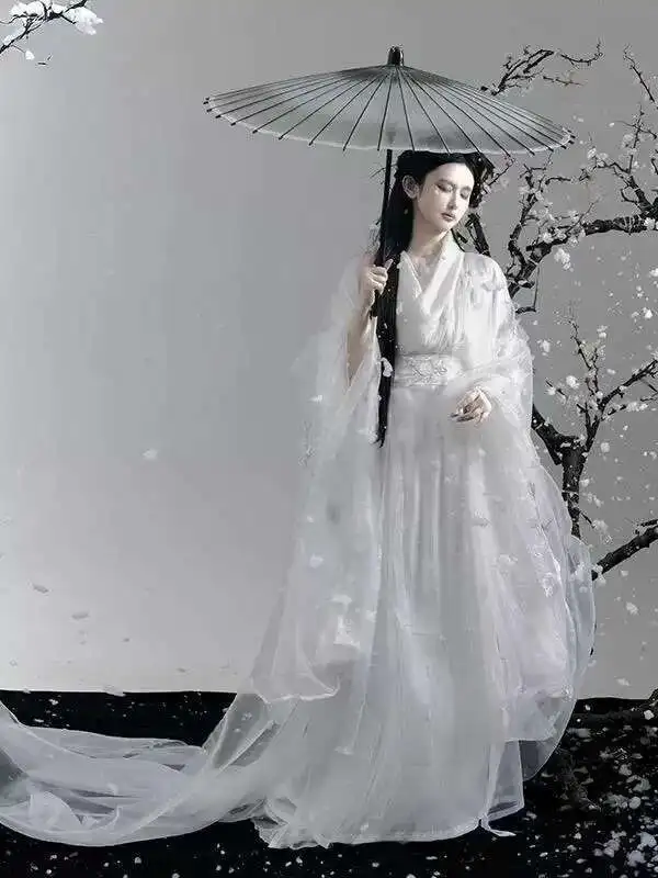 

The white Hanfu of the Wei and Jin dynasties, the snow-plum embroidery long-sleeved gown, exudes a cool and elegant charm