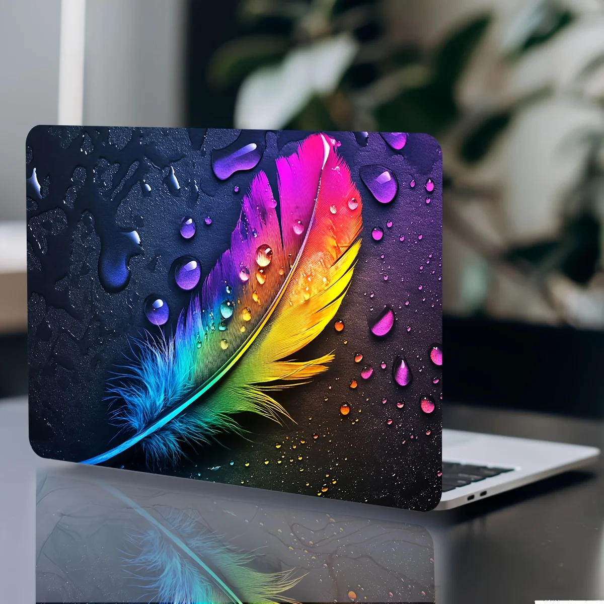 

Набор из двух ярких виниловых наклеек с перьями для ноутбуков - прочное матовое покрытие, легко наклеиваемая защитная наклейка с яркими перьями