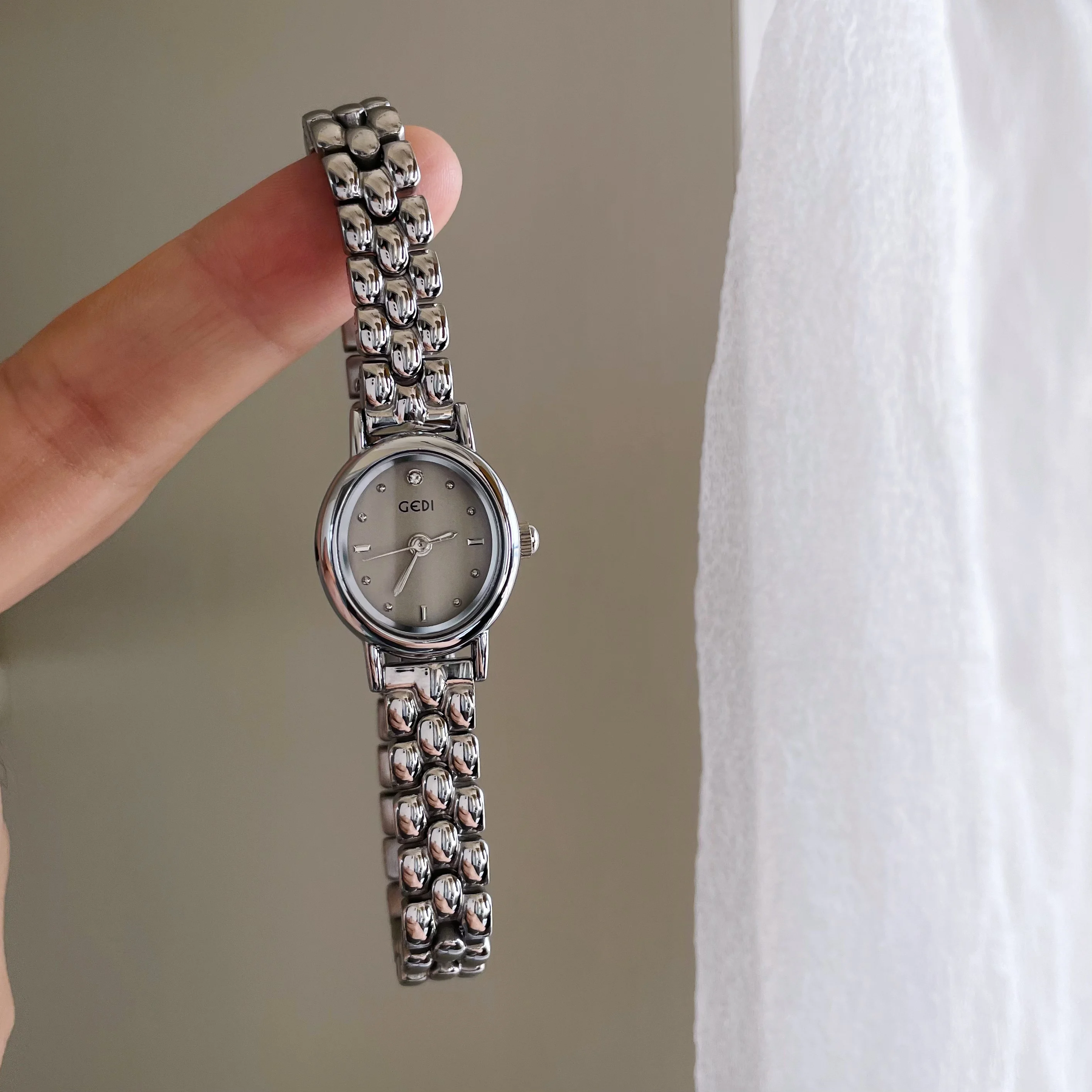 

Oval Mini Dial Steel Strap Women'S WatchVersatileSimple And ElegantStudent Women'S WatchGenuine Product, Elegant Ladies' Watch.