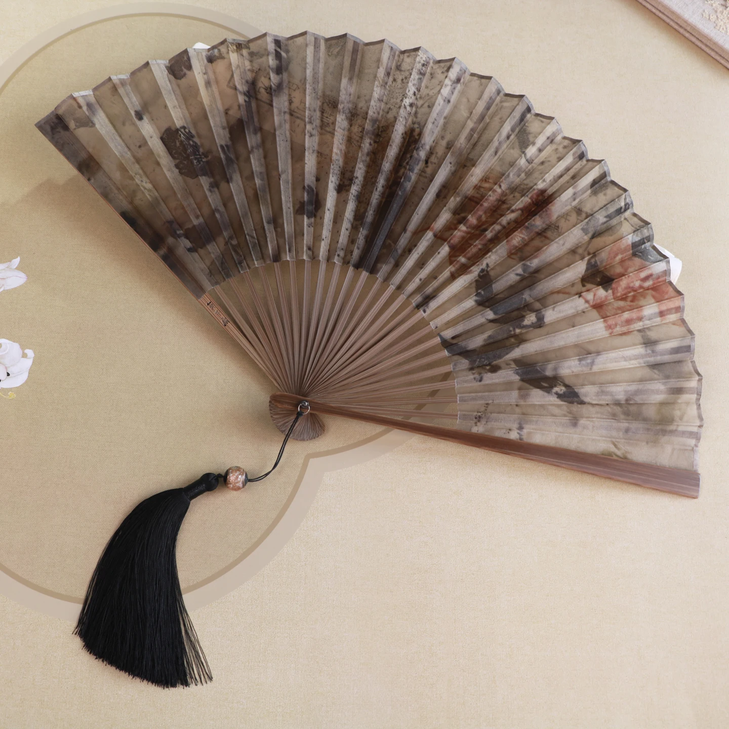 

Настоящий шелковый веер ручной работы, окрашенный растительными красителями, 8 дюймов, традиционный китайский, в стиле Моган, культурный креативный подарок, бамбуковая рама