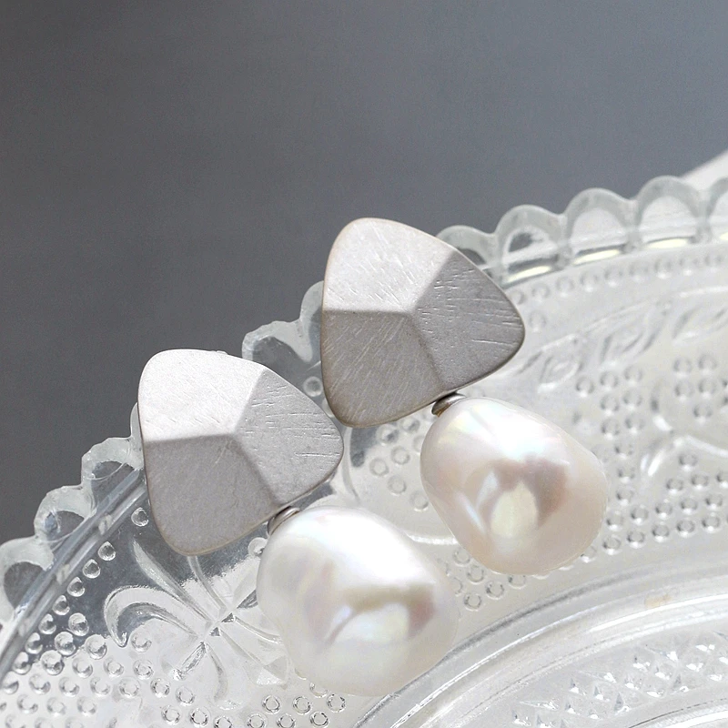 

Треугольные серьги с геометрическим дизайном, инкрустированные натуральным жемчугом в стиле барокко, креативные серьги из стерлингового серебра 925 пробы с матовой отделкой, ювелирные изделия